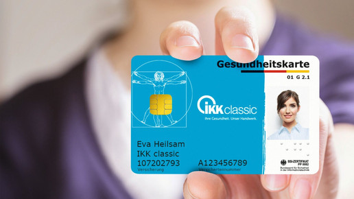 Foto: Eine Person zeigt eine Gesundheitskarte der Ikk classic.