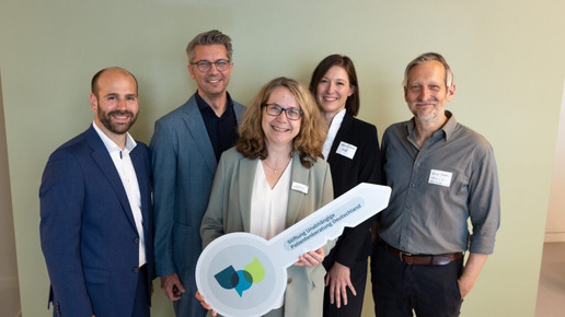 Das Foto zeigt Florian Schönberg vom Sozialverband Deutschland (v.l.), die beiden Vorstandsmitglieder der Stiftung UPD Sven Arndt und Dr. Katharina Graffmann-Weschke, Melanie Störer vom Bundesministerium für Gesundheit und Rainer Sbrzesny von der Geschäftsstelle des Patientenbeauftragten bei der Schlüsselübergabe bei Eröffnung der Vor-Ort-Beratungsstelle der Stiftung in Berlin.